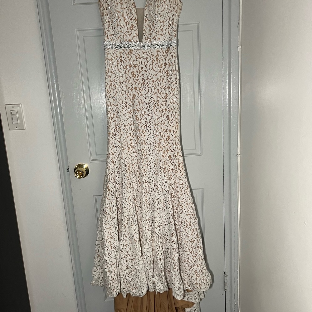 White lace maxi prom dress with a touch of glamour